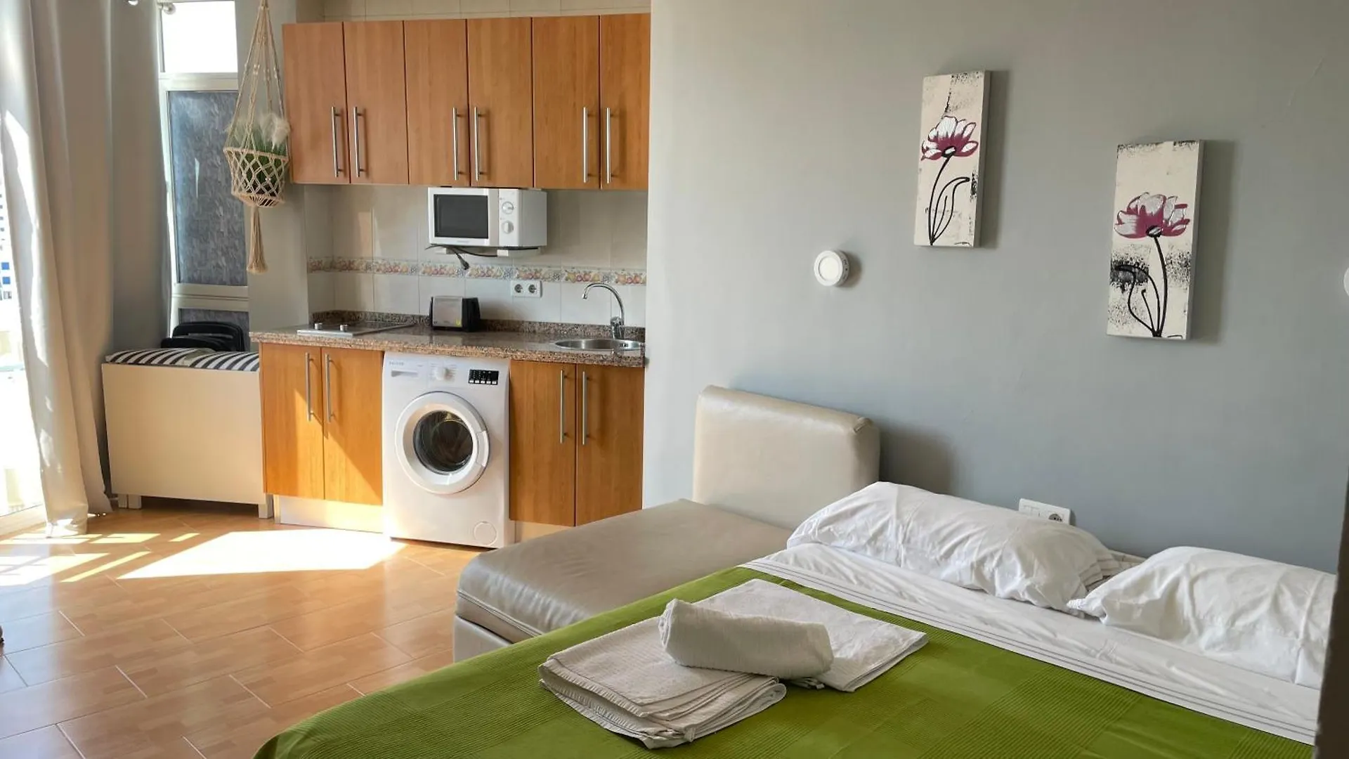 Benalmadena ,Apartamento-Estudio Primera Linea De Playa Bed & Breakfast